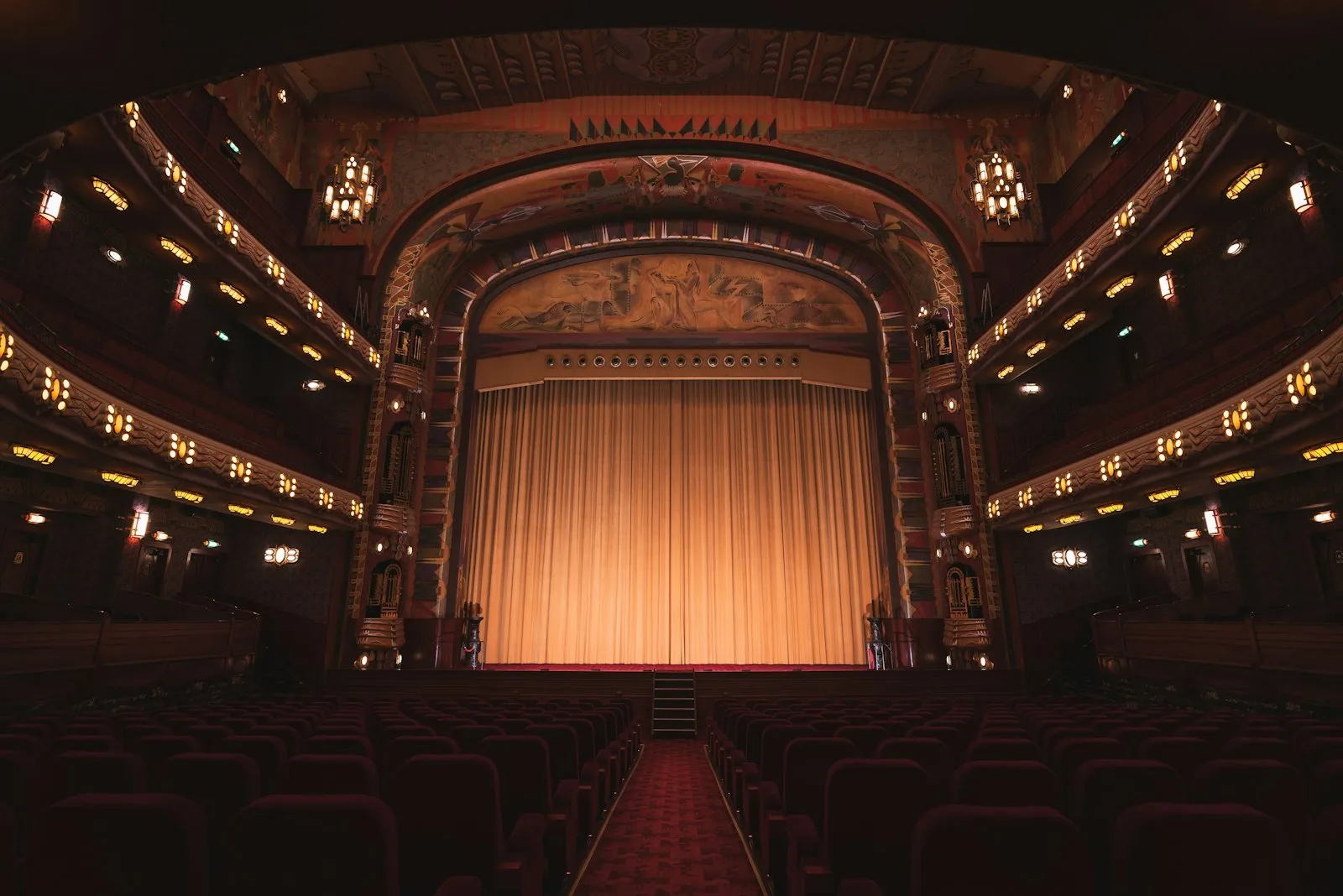 Sala de teatro con telón dorado