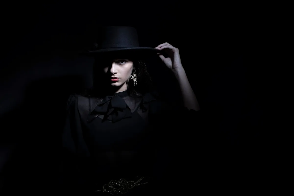 Retrato editorial con sombrero negro